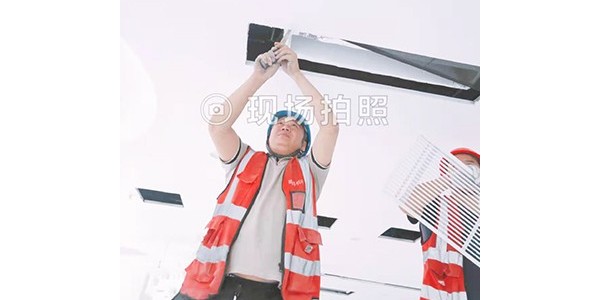 中央空調四面出風的是叫什么機子？