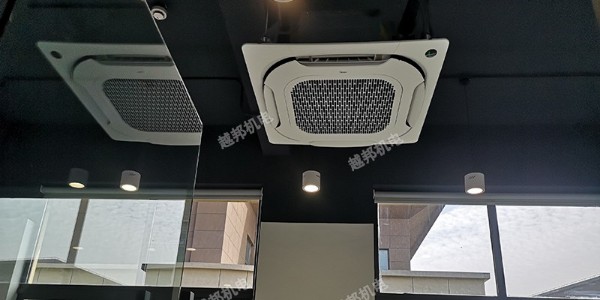 在進行中央空調改造時，如何選擇高效、低噪音的空調設備？