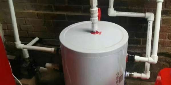 緩沖水箱在兩聯(lián)供系統(tǒng)中起什么作用？