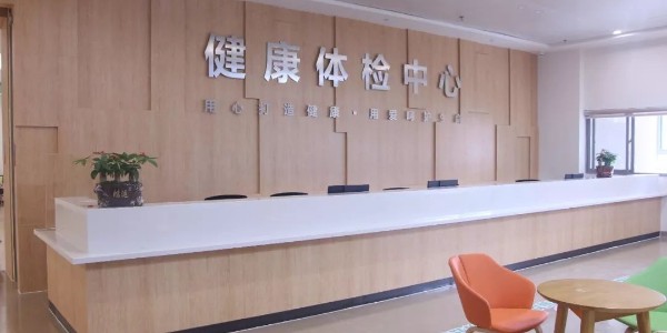 3）熟悉醫(yī)院建筑情況，根據(jù)建筑平面圖確定空調(diào)、通風(fēng)安裝的位置，根據(jù)使用時間、潔污程度、特殊要求等，來劃分空調(diào)通風(fēng)安裝，安裝配置要科學(xué)，不能過大不能過小，安裝要控制方便，對潔凈度有要求、嚴(yán)重污染房間應(yīng)分別獨(dú)立自成一個安裝。 4）空調(diào)、通風(fēng)安裝安裝，必須要遵循一個條件：潔、污獨(dú)立，避免出現(xiàn)交叉感染的情況。 5）醫(yī)院中央空調(diào)安裝回風(fēng)口應(yīng)該設(shè)置低、中效過濾器，新風(fēng)安裝需根據(jù)室外空氣潔凈等級設(shè)置粗效過濾網(wǎng)、中效二級過濾器。